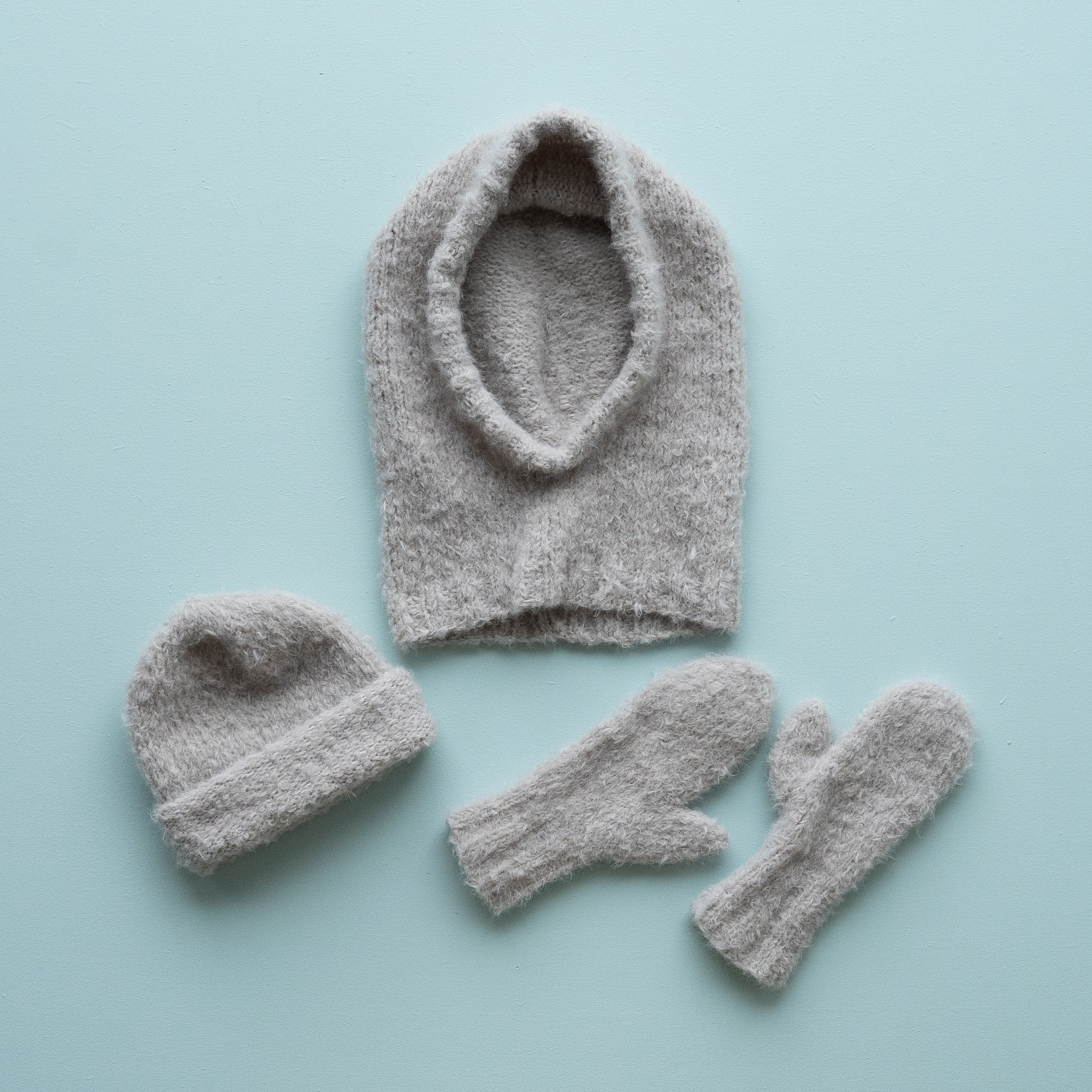 82956-Wildling-hette-lue-og-votter-strikkeoppskrift - HipKnitShop strikkeoppskrift kul lue