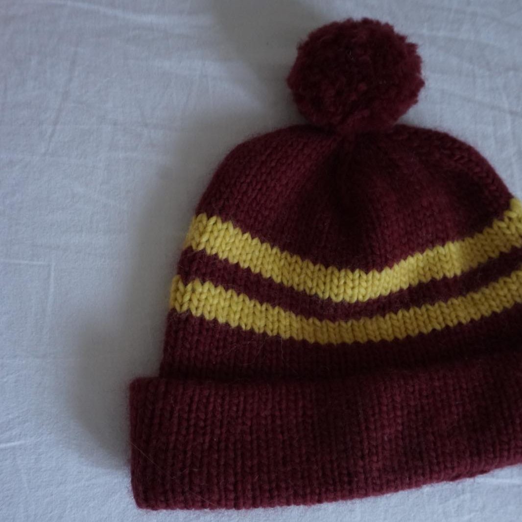 86529-Harry-lue-strikkeoppskrift - HipKnitShop harry potter beanie