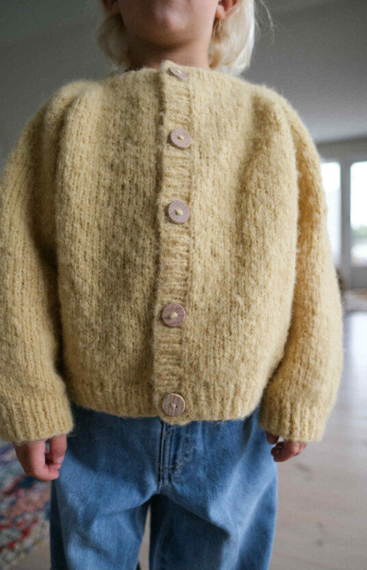 ovenfra og ned raglanjakke inspirasjon strikk til gutt barnestrikk