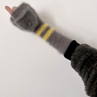 Knitting pattern phone mittens