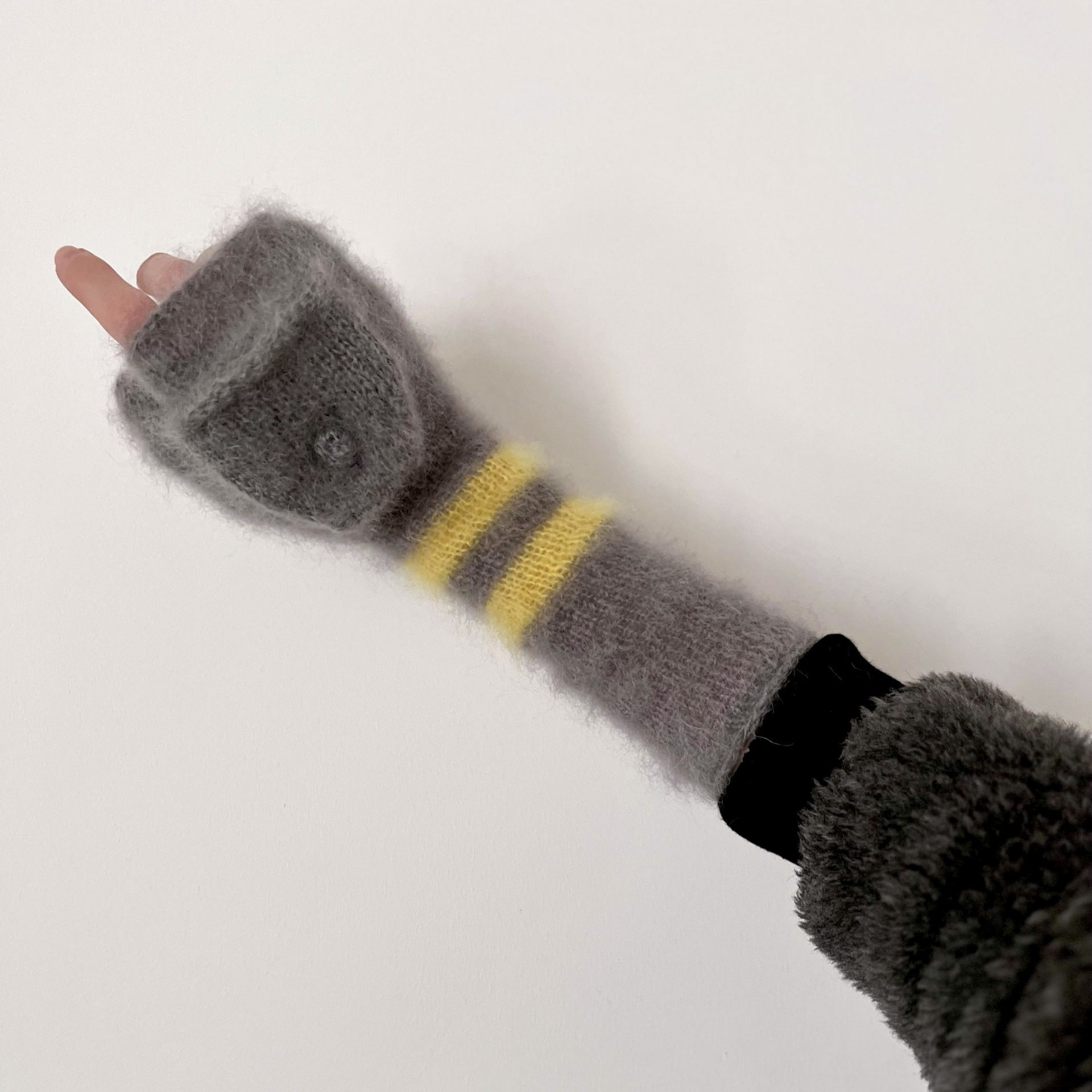 Knitting pattern phone mittens 