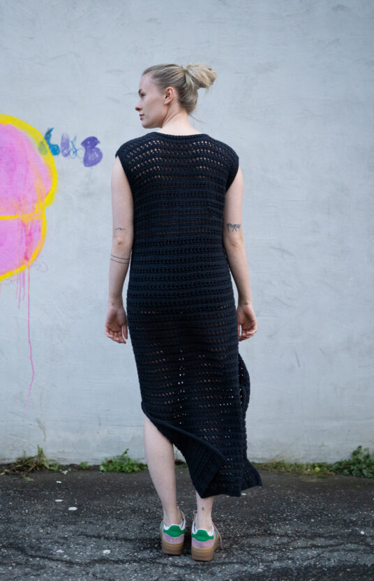 strikkeoppskrift kjole bomull dame. sommerstrikk inspirasjon oppskrifter. strandkjole hullmønster oppskrift til dame. knitting patter dress cotton eyelet lace pattern in cotton yarn. mindy in paris dress
