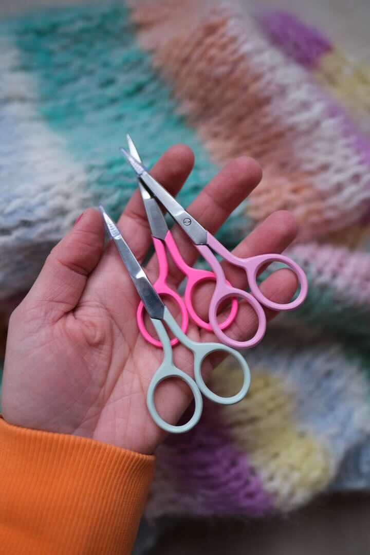 Knitting scissors in. Small scissors for knitting / craft / art / embroidery. Small scissors airplane webshop