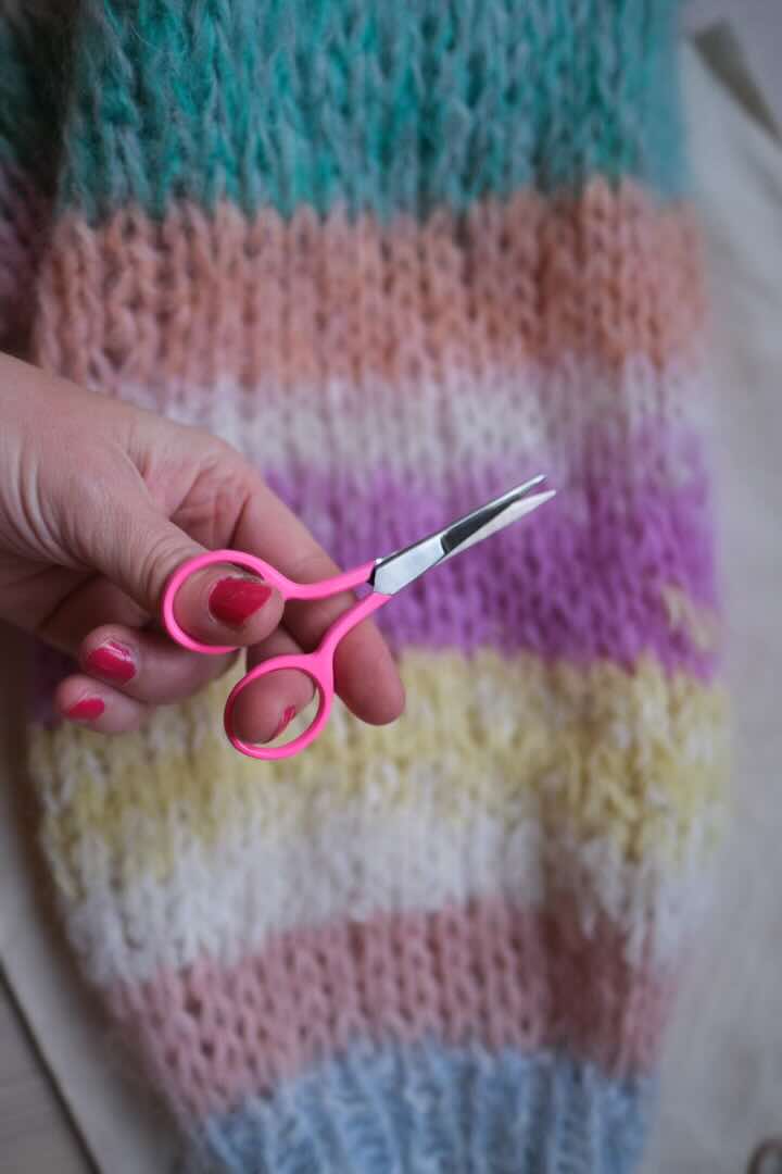 Knitting scissors in. Small scissors for knitting / craft / art / embroidery. Small scissors airplane webshop