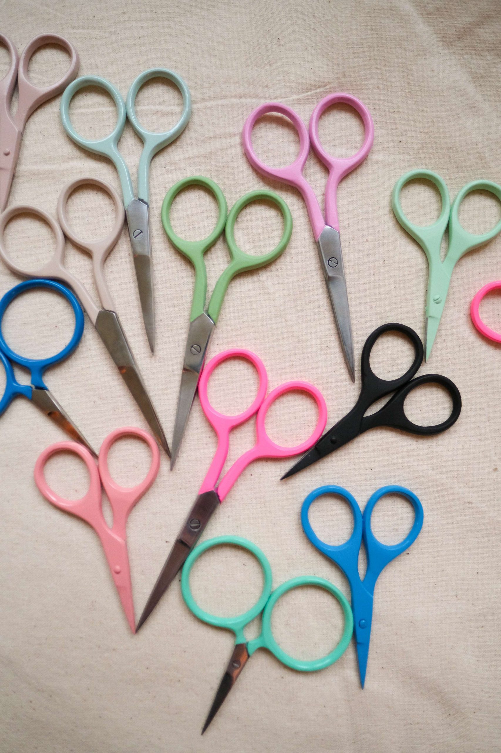 webshop yarn and knitting Knitting scissors in. Small scissors for knitting / craft / art / embroidery. Small scissors airplane webshop