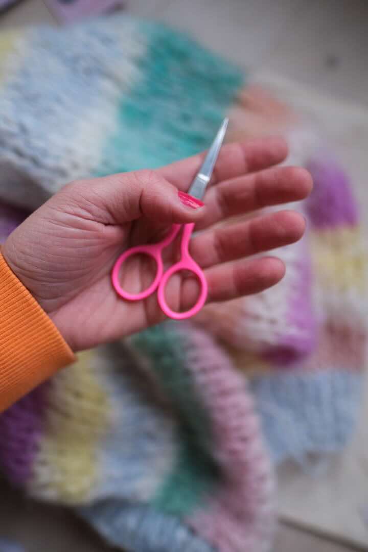 Knitting scissors in. Small scissors for knitting / craft / art / embroidery. Small scissors airplane webshop