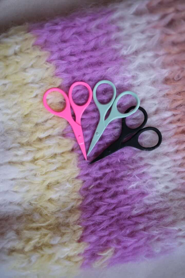 Knitting scissors in. Small scissors for knitting / craft / art / embroidery. Small scissors airplane webshop