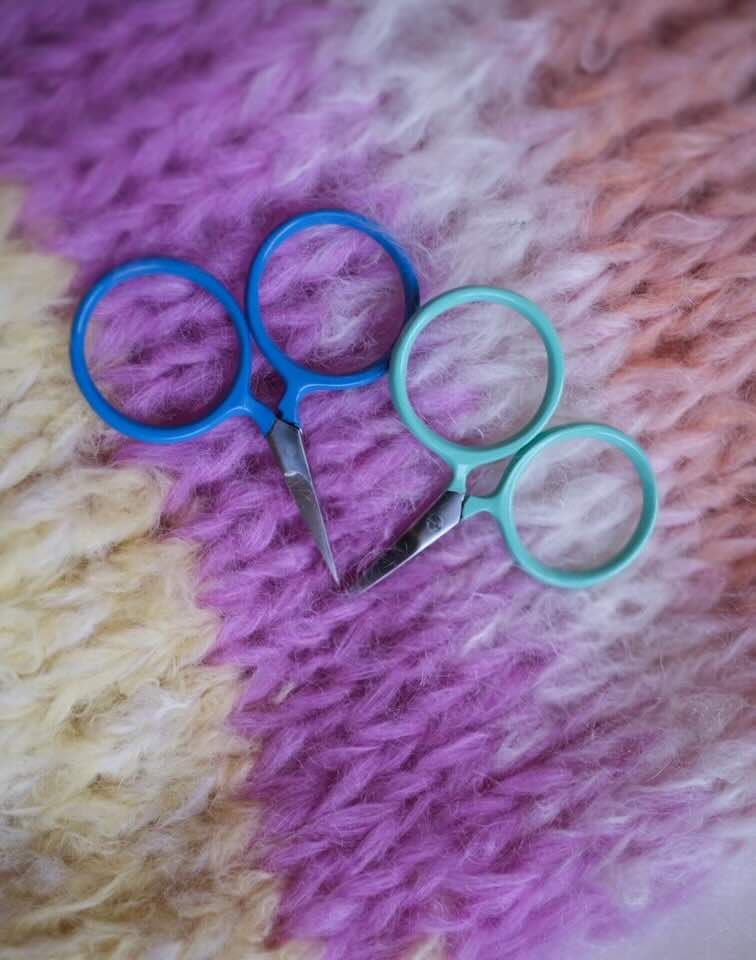 Knitting scissors in. Small scissors for knitting / craft / art / embroidery. Small scissors airplane webshop