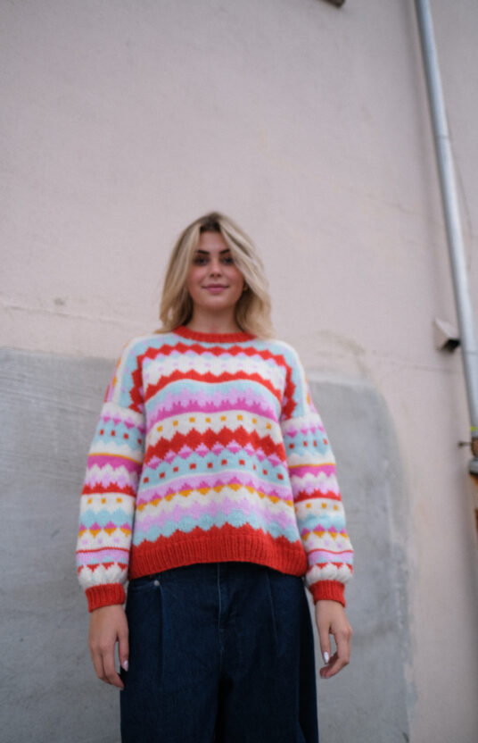 strikkegenser med farger og mønster. Inspirasjon turgenser dame lofoten turstrikk fargerik