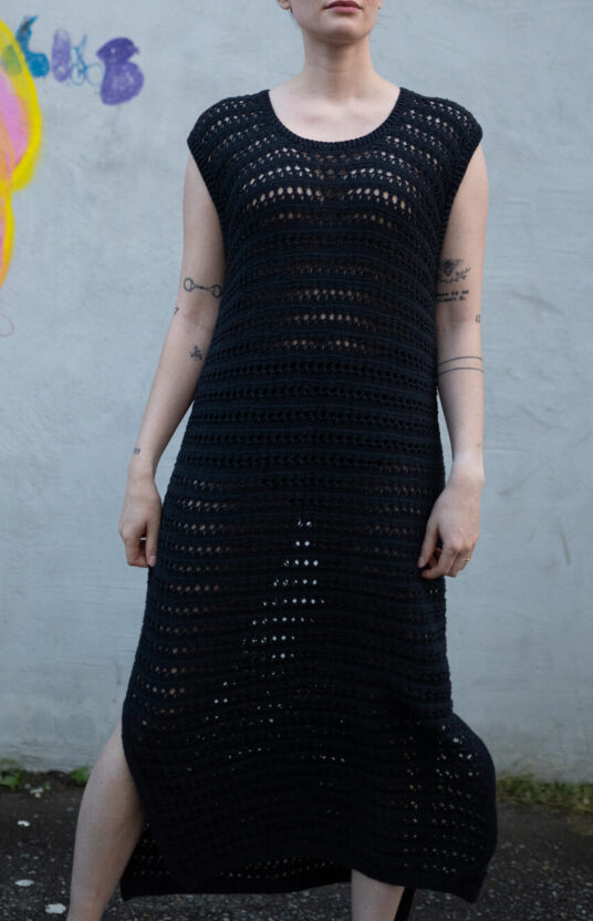 strikkeoppskrift kjole bomull dame. sommerstrikk inspirasjon oppskrifter. strandkjole hullmønster oppskrift til dame. knitting patter dress cotton eyelet lace pattern in cotton yarn. mindy in paris dress