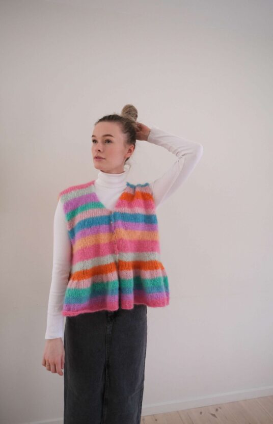 Swirl vest med volang strikkeoppskrift