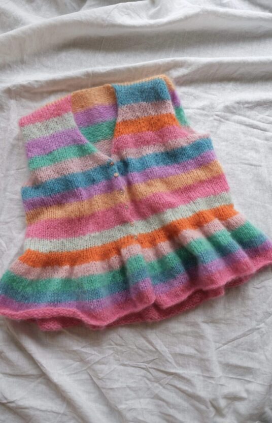 strikket vest med striper og volanger. kule strikkeoppskrifter nettbutikk strikk og garn