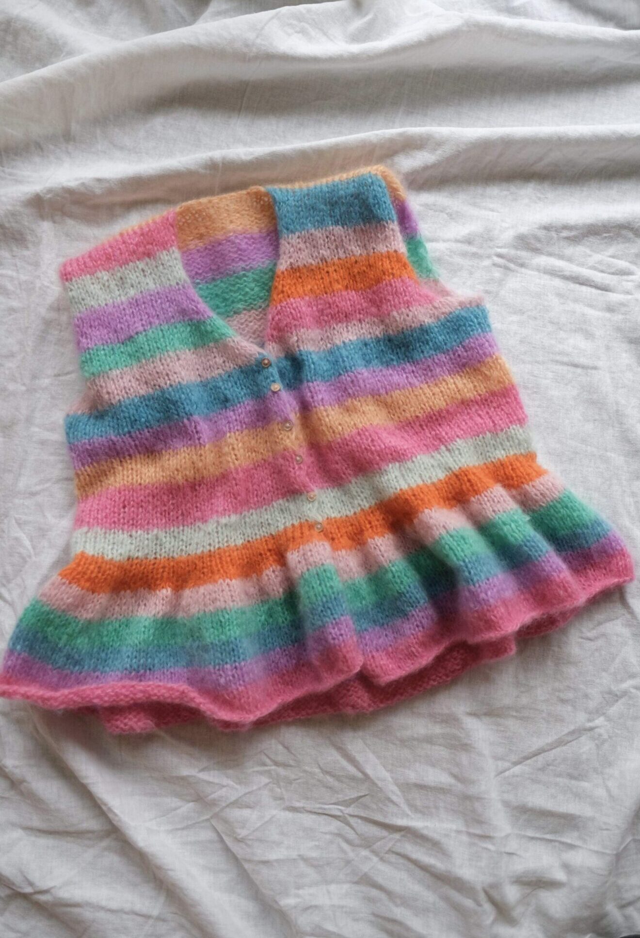 Swirl vest strikkeoppskrift - HipKnitShop strikket vest med striper og volanger. kule strikkeoppskrifter nettbutikk strikk og garn