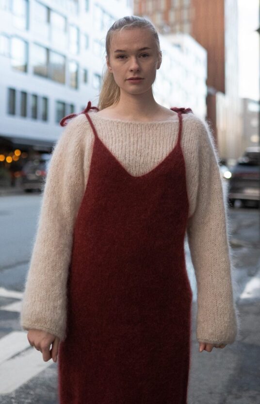 Anne mohair kjole strikkeoppskrift