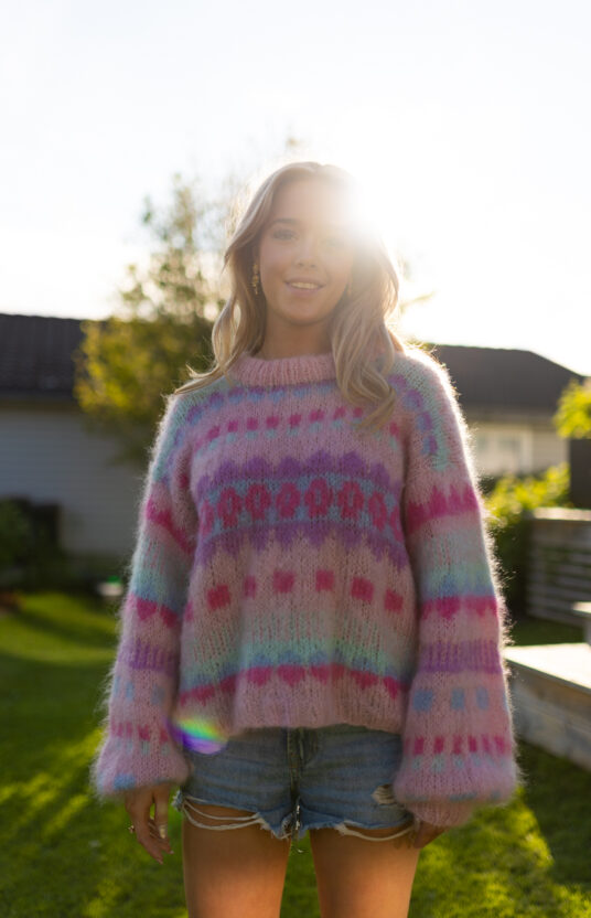 strikkegenser oppskrift fargerik fluffy turgenser lofoten