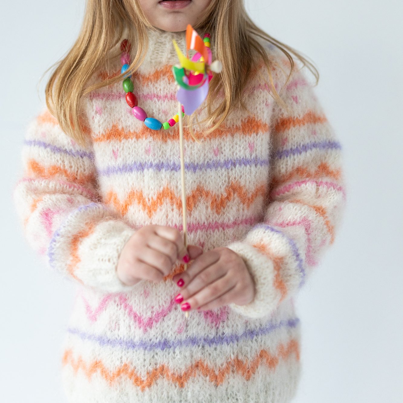 222115-Tivoli-genser-Fluff-barn-strikkeoppskrift - HipKnitShop strikkegenser jente med mønster tivoli genser barnestrikk