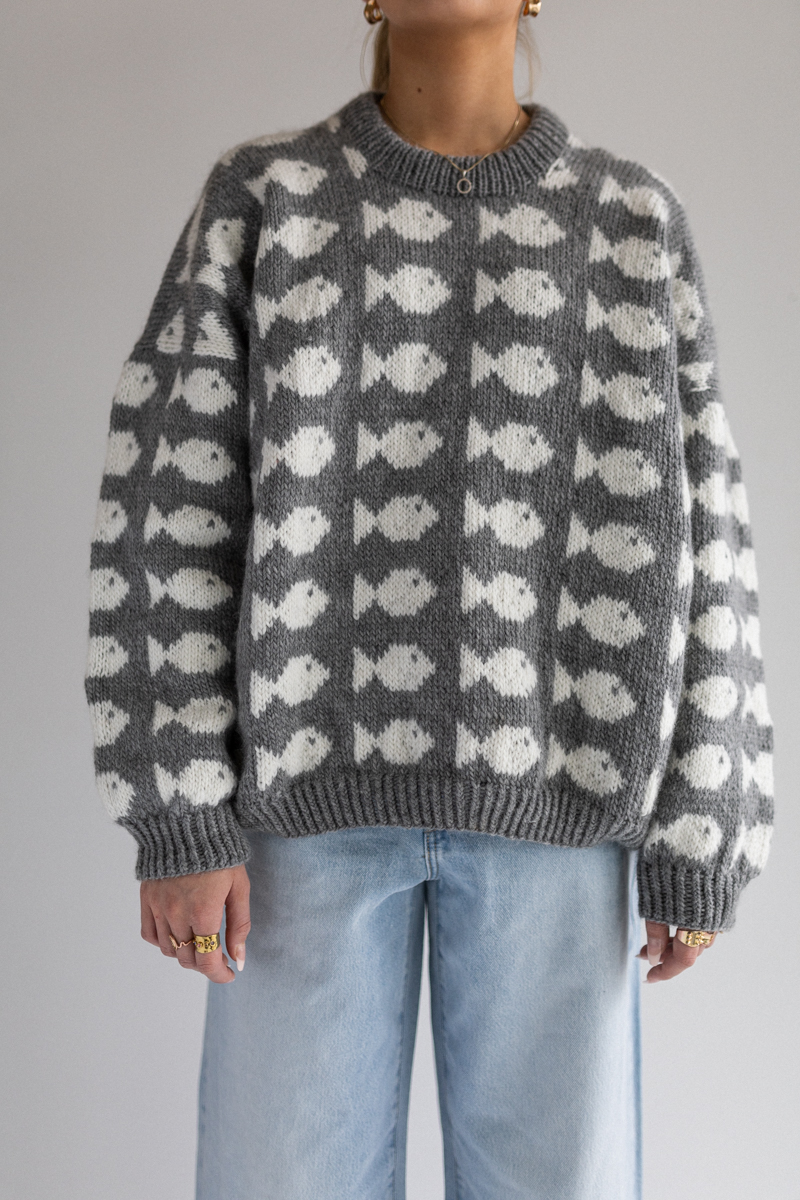 223294-Fishy-genser-dame-kit-1 - HipKnitShop strikkegenser fish mønster hav fisker fishy dame