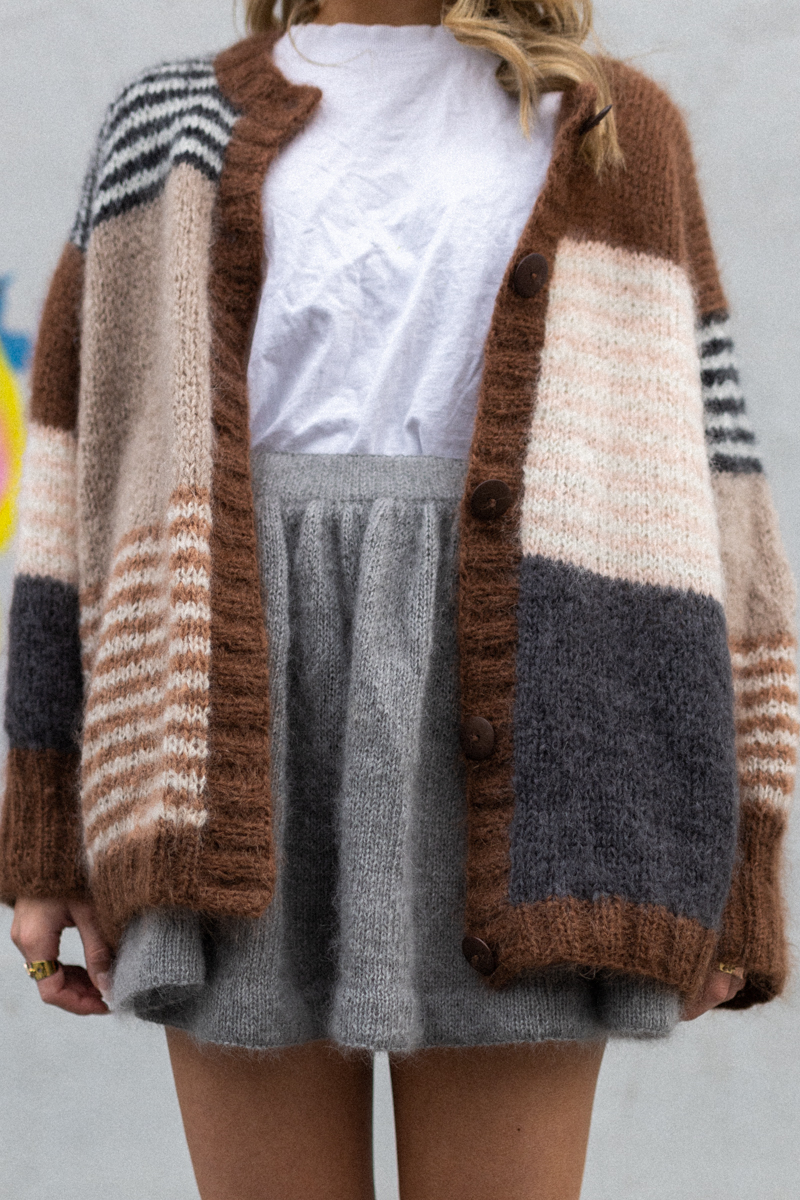 224662-SidebySide-flerfarget-brun-cardigan-kit-1 - HipKnitShop strikkejakke oppskrift kosejakke mohair jakke med striper dame