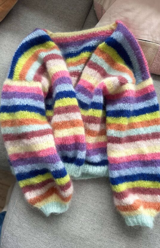 strikkeoppskrift jakke med striper season fargerik fluffy