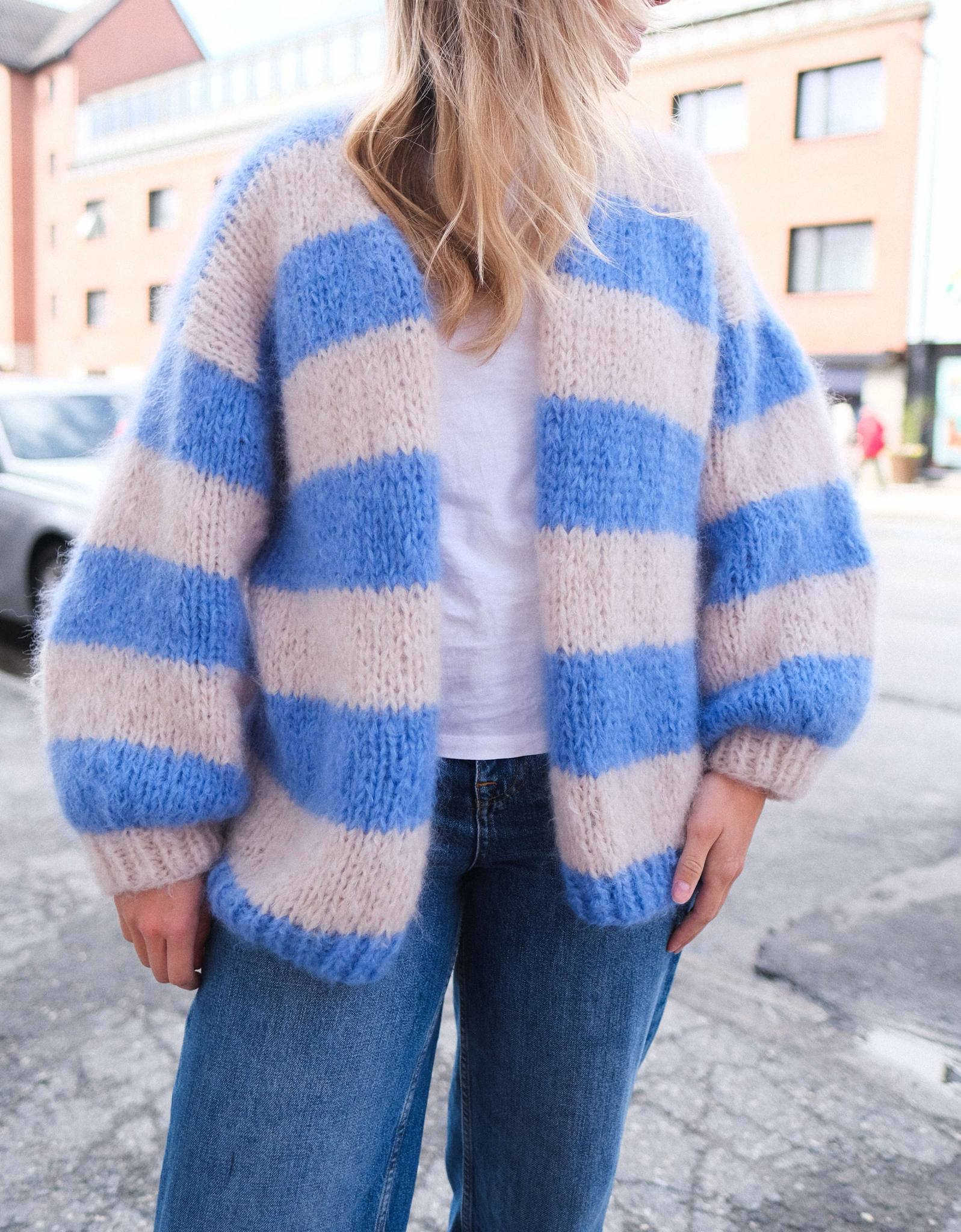 229551-Blueberry-jakke-kit-2 - HipKnitShop strikkejakke dame med striper blueberry