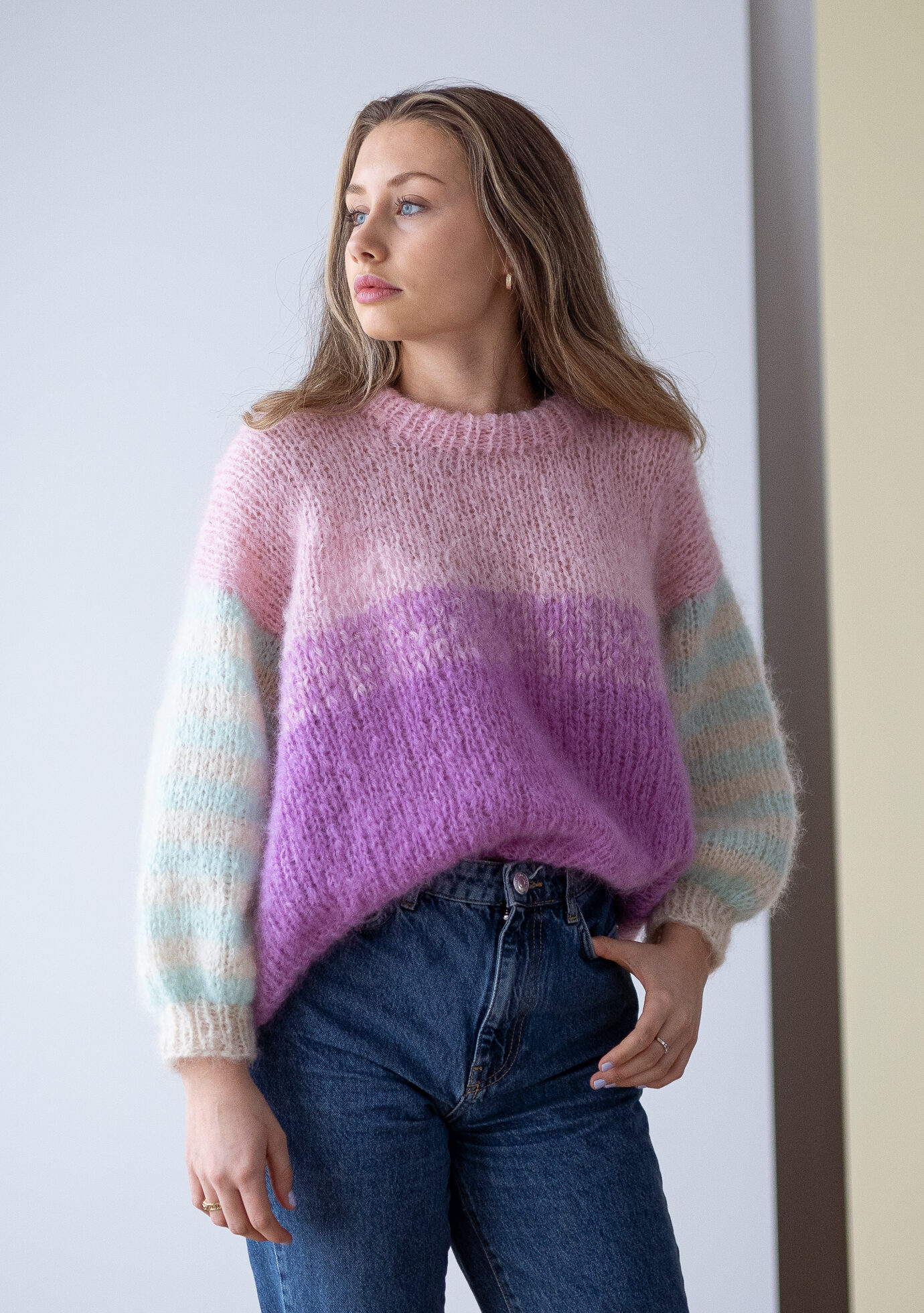 Nye bilder studio februar 2021-45 - HipKnitShop strikkeoppskrift enkel genser dame 80talls mohair strikk