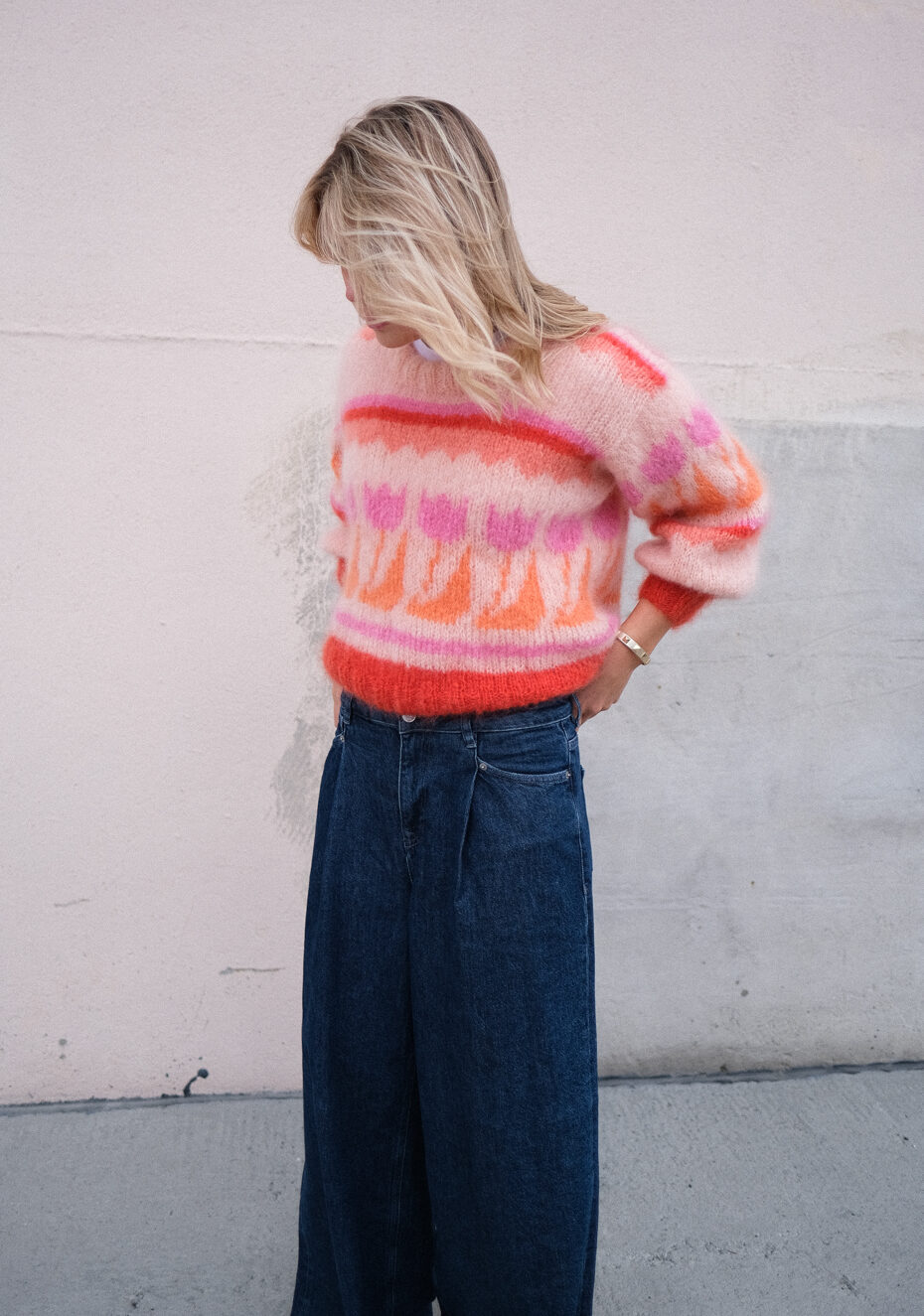 Tulip sweater knitting pattern sunset - HipKnitShop strikkeoppskrift genser blomster tulipaner 80talls fluffy fargerik strikk