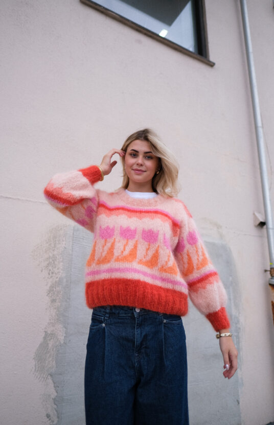 strikkeoppskrift genser blomster tulipaner 80talls fluffy fargerik strikk