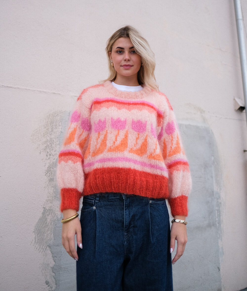 Tulip sweater knitting pattern sunset - HipKnitShop strikkeoppskrift genser blomster tulipaner 80talls fluffy fargerik strikk