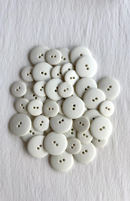 Naturhvit matt plastknapp