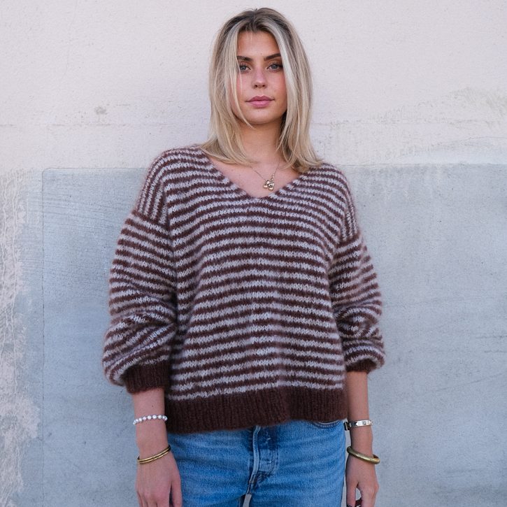 Vanilla sweater v-neck knitting pattern - HipKnitShop Strikkeoppskrifter dame v hals genser med striper hverdagsgenser