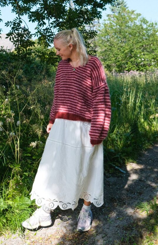 strikkegenser v hals oppskrift fluffy genser med striper cozy knits