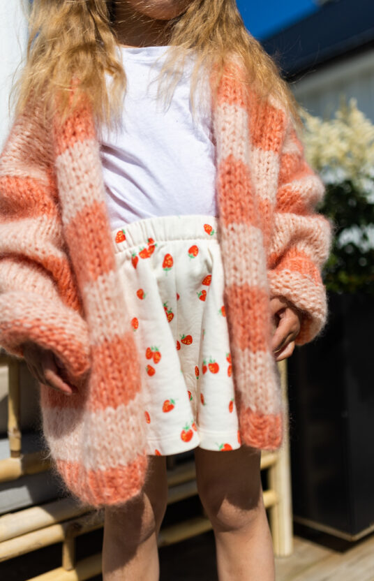 Strikkejakke til jente oppskrift. Strikkeoppskrift kosejakke strikket til barn med striper. Inspirasjon strikk jente