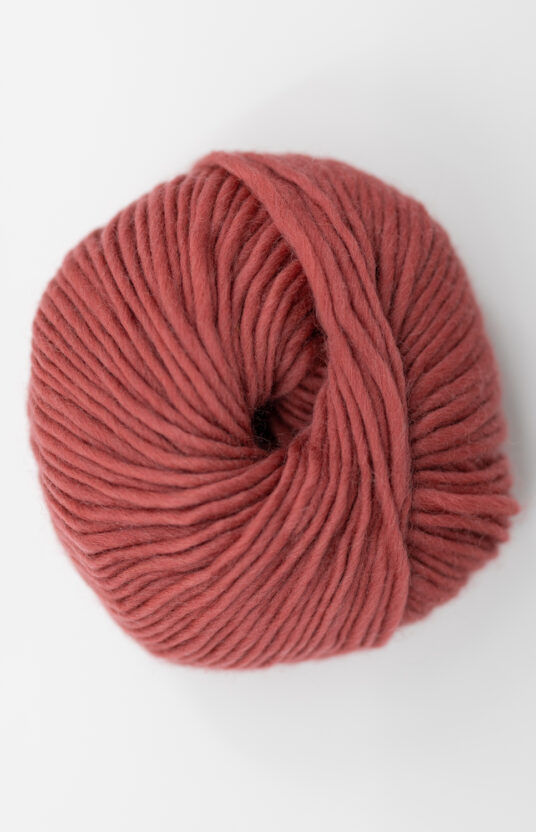 garn dempet rød farge. Ullgarn ren ull nettbutikk garn og strikk inspirasjon strikkeprosjekt