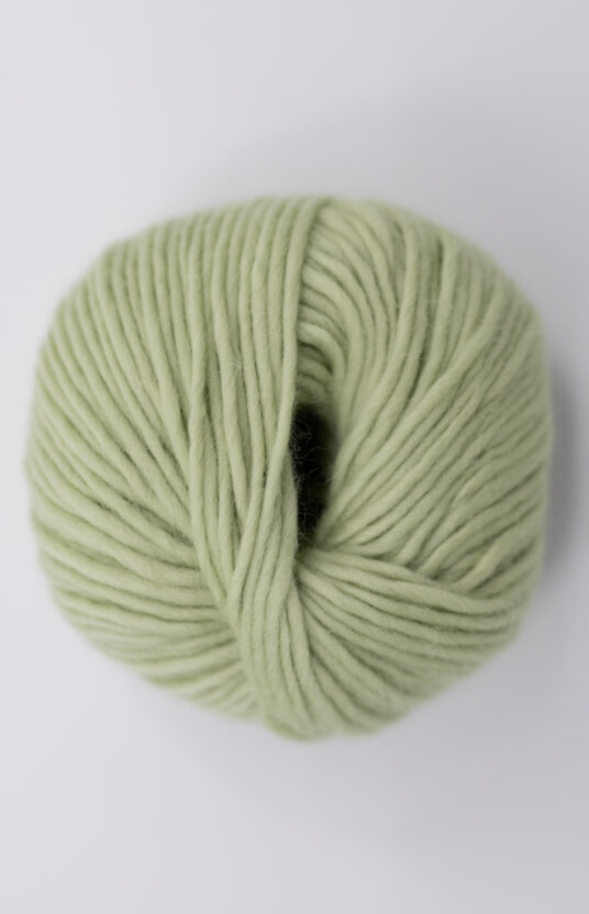 pistasjgrønn garn strikkeprosjekt tykke pinner. Ullgarn som ikke klør. Hip Wool nettbutikk.