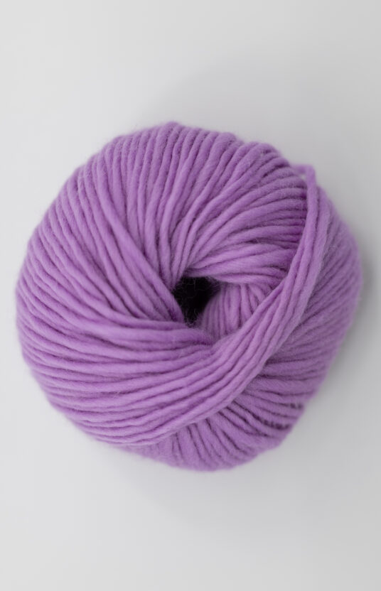 garn ren ull for tykke pinner i lilla farge. Garn med farger nettbutikk garn og strikkeoppskrifer