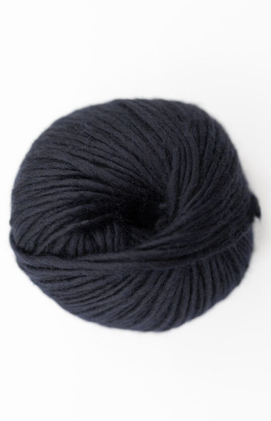 sort garn. Svart ullgarn for strikk på tykke pinner. ren ull kløfri ull mørk farge hip wool