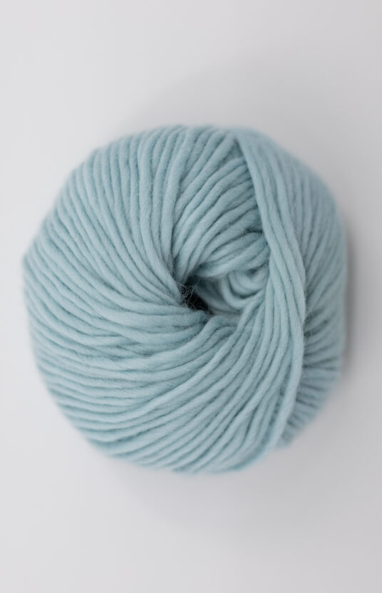garn dempet blå farge. Ullgarn ren ull nettbutikk garn og strikk inspirasjon strikkeprosjekt