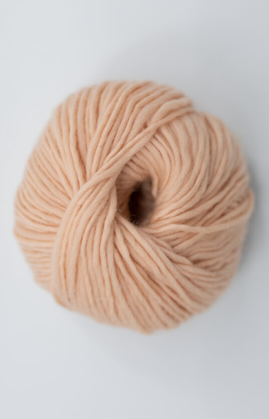 lys fersken garn i ull. Fargerikt garn nettbutikk og strikk garn i mange farger. Inspirasjon strikk garn Hip wool