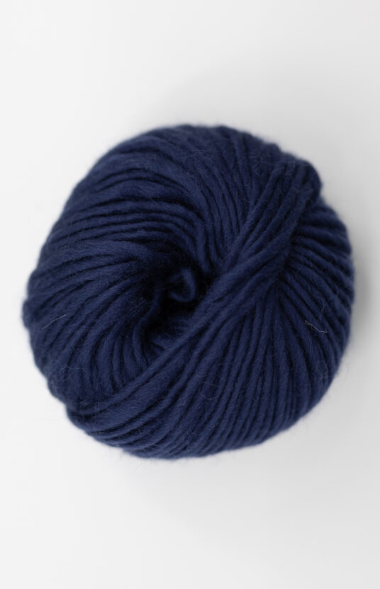 Garn mørk blå ullgarn for strikk på tykke pinner. ren ull kløfri ull hip wool