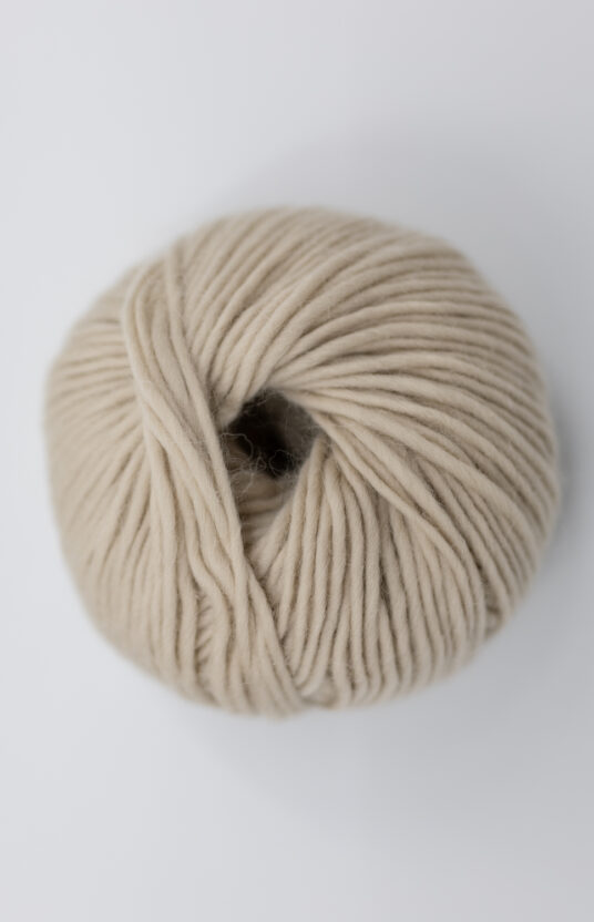 Lys beige garn tykt ullgarn Hip Wool kremfarget ull nettbutikk strikk og garn