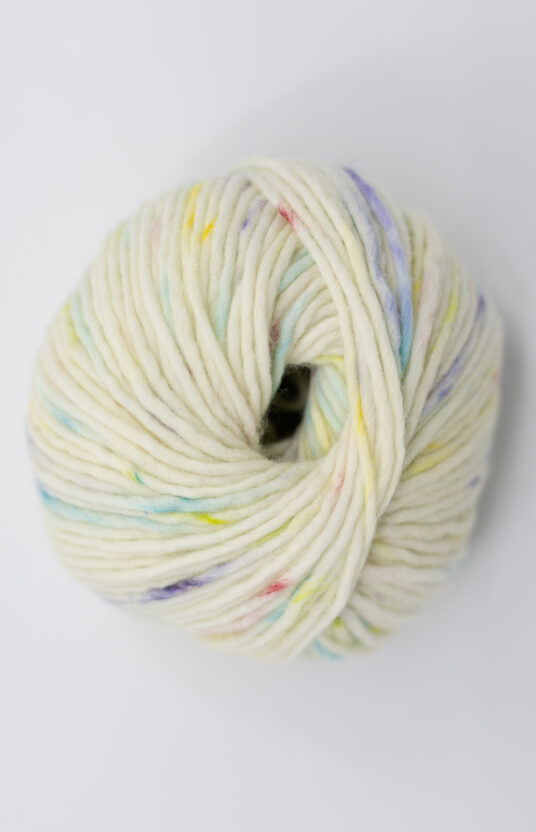 håndfarget garn natur med fargerikt spetter fargerik garn nettbutikk oppskrifter