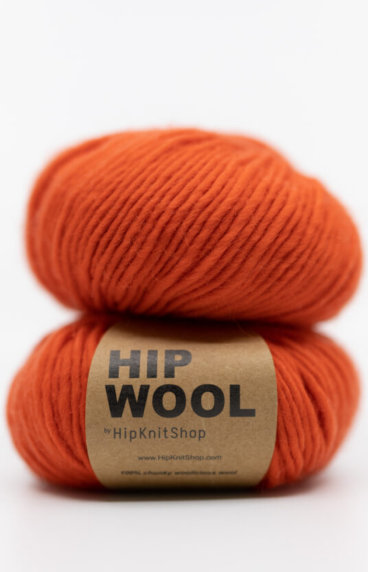 lys rød garn. Rødt ullgarn for strikk på tykke pinner. ren ull kløfri ull hip wool