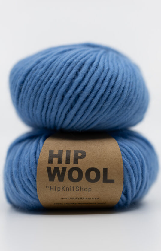 mellomblått garn webshop garn og strikk i freshe farger. faregrikt garn og strikk. Ullgarn Hip Wool tykke pinner