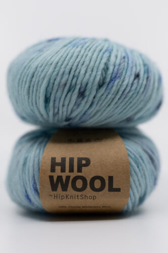 Hand-dyed yarn with thick blue streaks in dark blue. Hand-dyed wool yarn: Hip Wool Peacock