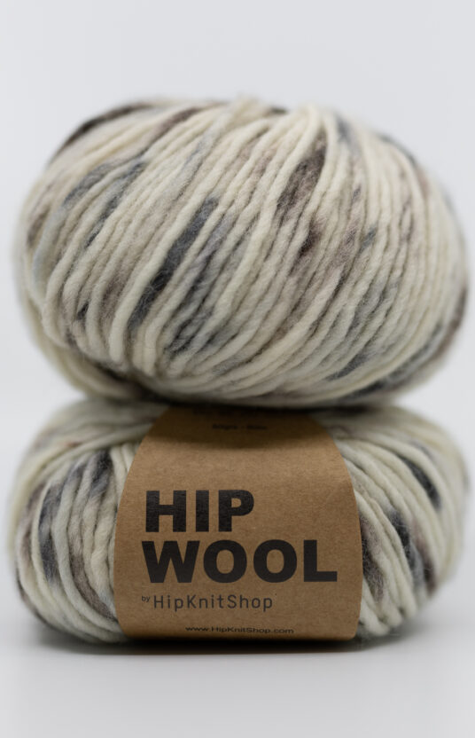 håndfarget garn tykkt natur med spetter i brun og sort. Håndfarget ullgarn Hip wool mocca ice cream