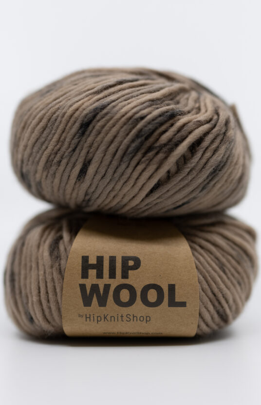 håndfarget garn strikk brun for strikk på tykke pinner. ren ull kløfri ull spettet garn hip wool