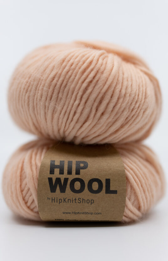 lys fersken garn i ull. Fargerikt garn nettbutikk og strikk garn i mange farger. Inspirasjon strikk garn Hip wool