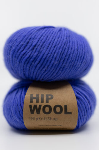blue-purple wool yarn for knitting on thick needles. colorful yarn in pure wool. Animal-friendly yarn online shop and knitting patterns