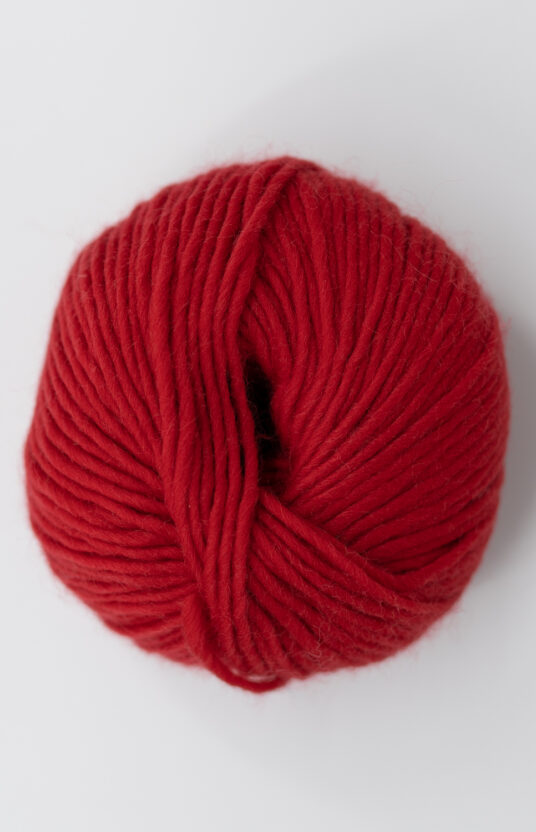garn strikk rød for strikk på tykke pinner. ren ull kløfri ull knall rød hip wool