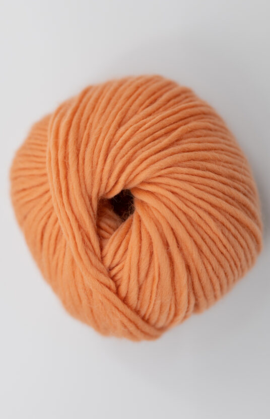 garn lys orange farge. pudderpiken strikk garn. Ullgarn ren ull nettbutikk garn og strikk inspirasjon strikkeprosjekt